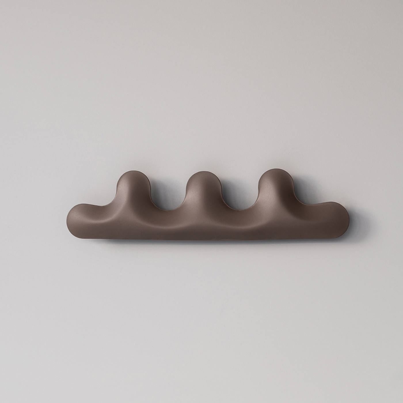 Zieta Studio: Kamm Hanger, beige matt; wieszak, designerski haczyk, forma do wieszania na scianie, ergonomiczny kształt, minimalistyczny uchwyt, funkcjonalna dekoracja, ścienny element, elegancki, unikalny wieszak, chmurka, współczesna estetyka, modern wall hook, sculptural hanger, decorative rack