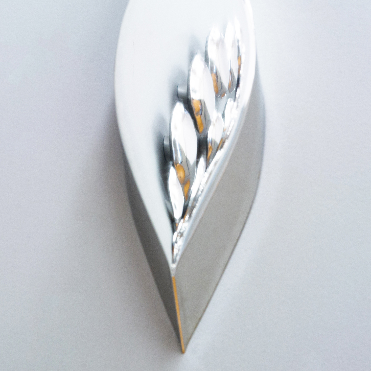 mirror sculpture by zieta studio made of steel