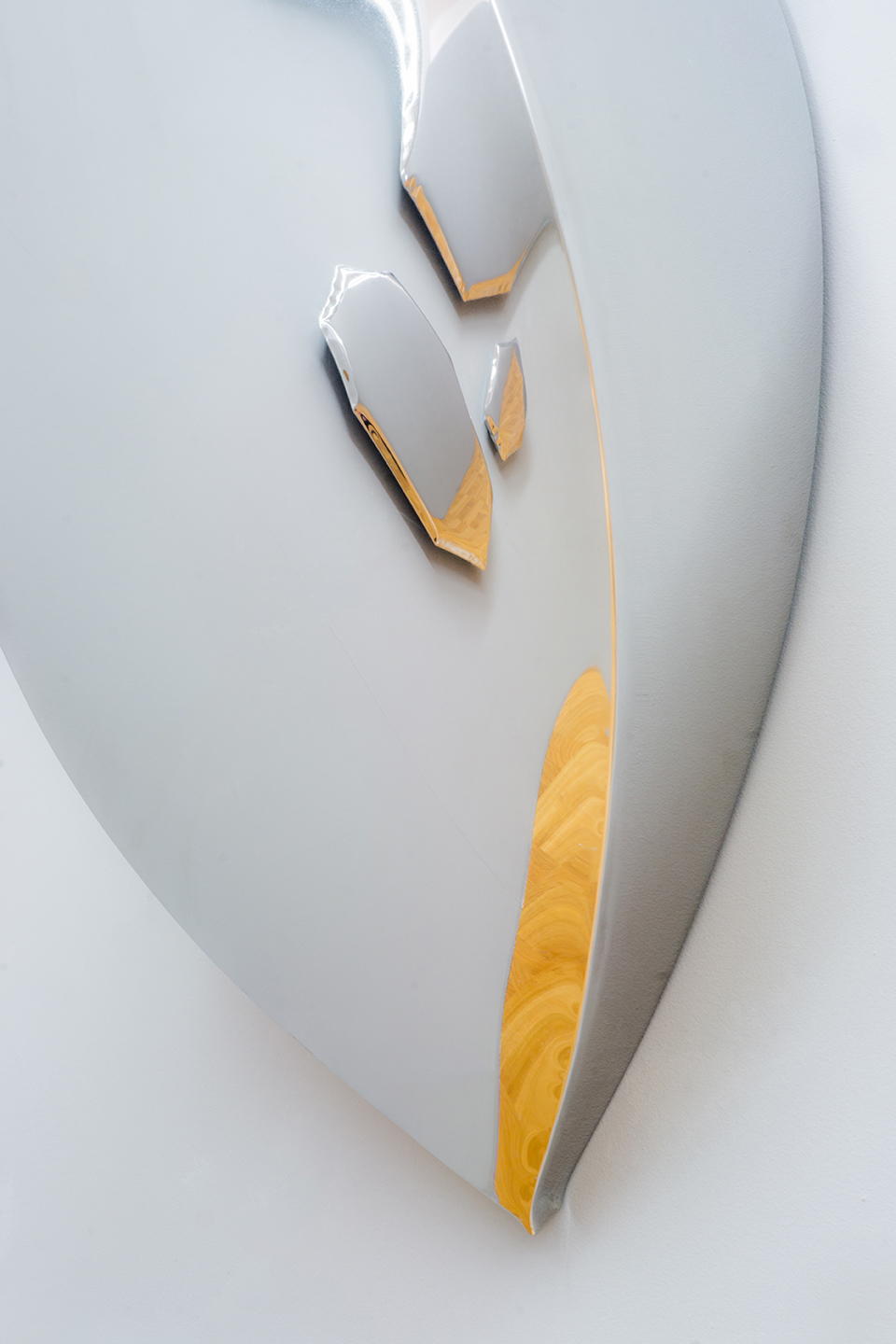 spiegelskulptur aus stahl von zieta studio