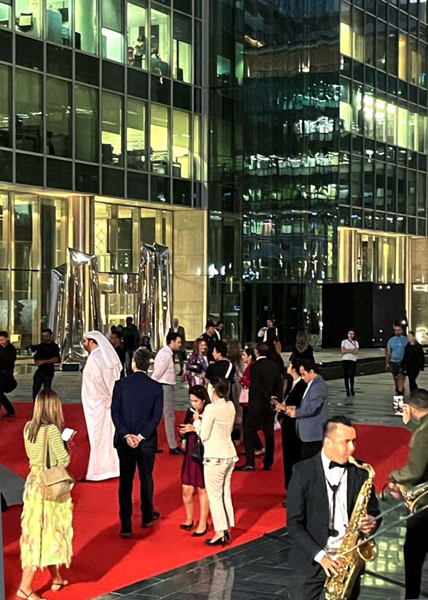 sculprure in Dubai made with FIDU technology urban crystals