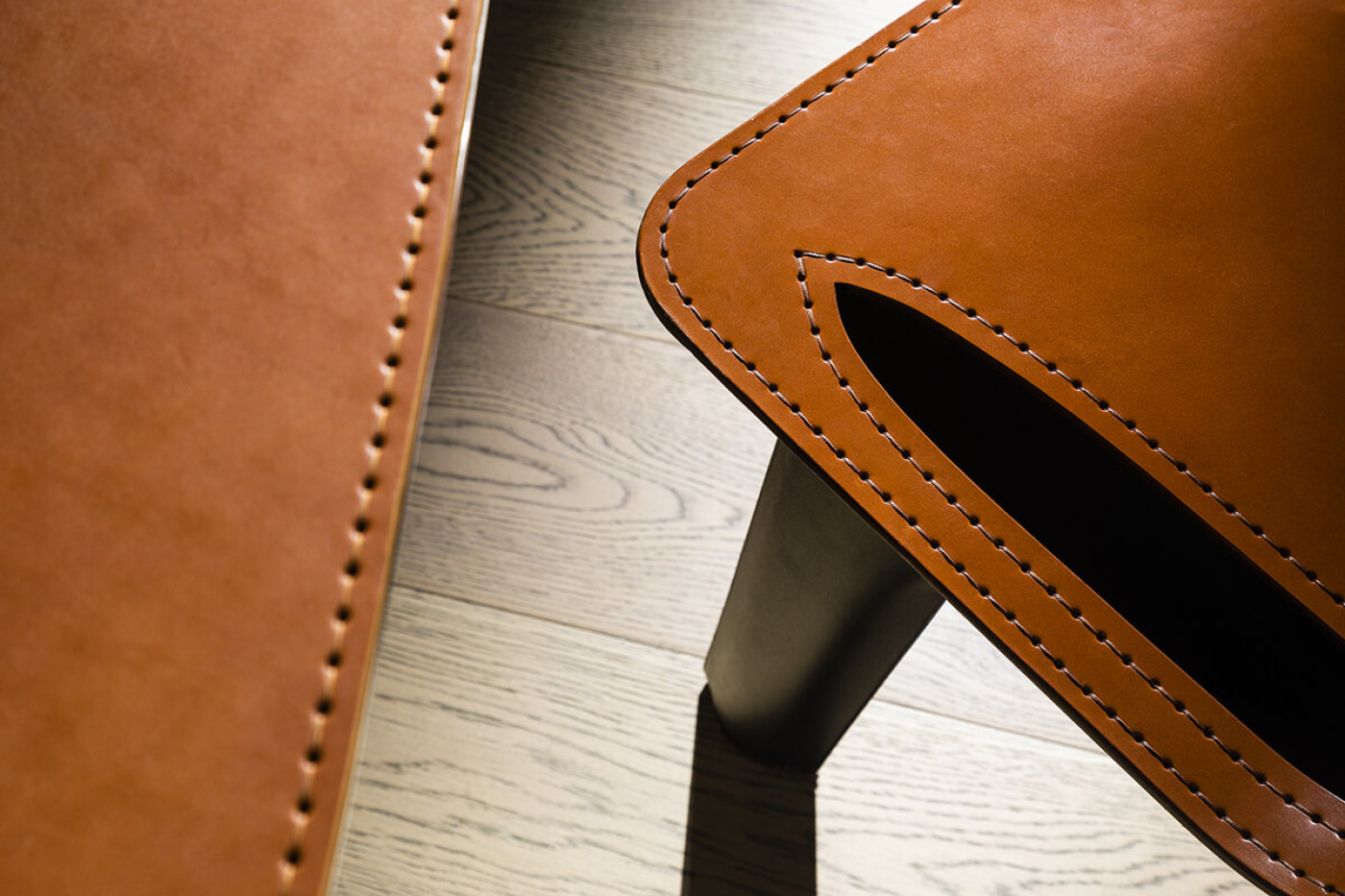 LEATHER CHAIR BY ZIETA DETAILS